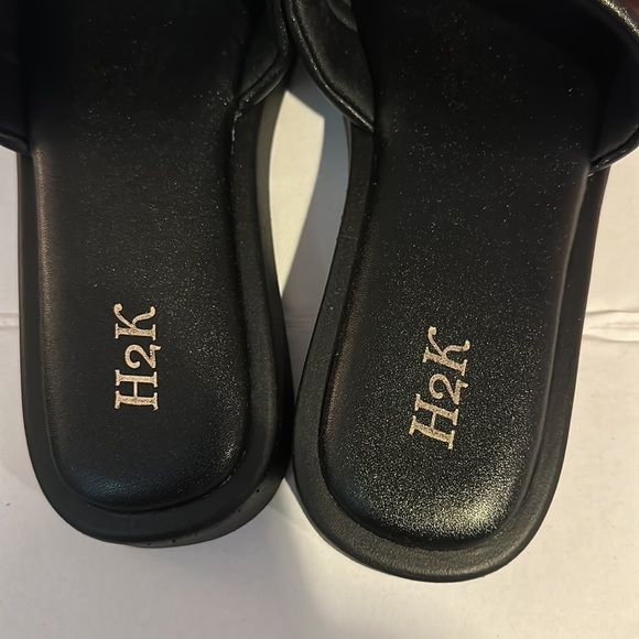 H2k black flip flop sandals. NEW - Picture 5 of 6
